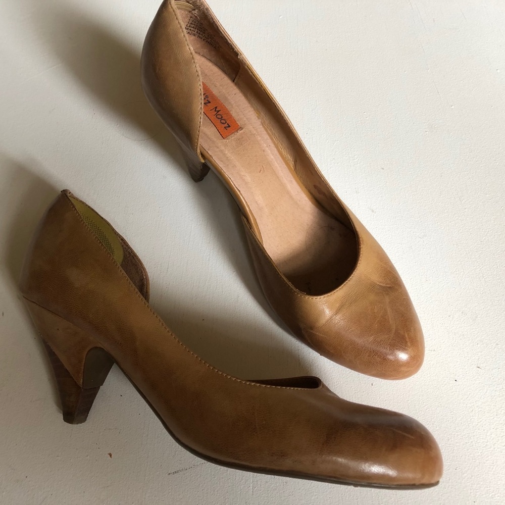 Miz Mooz D’Orsay heels in tan size 8